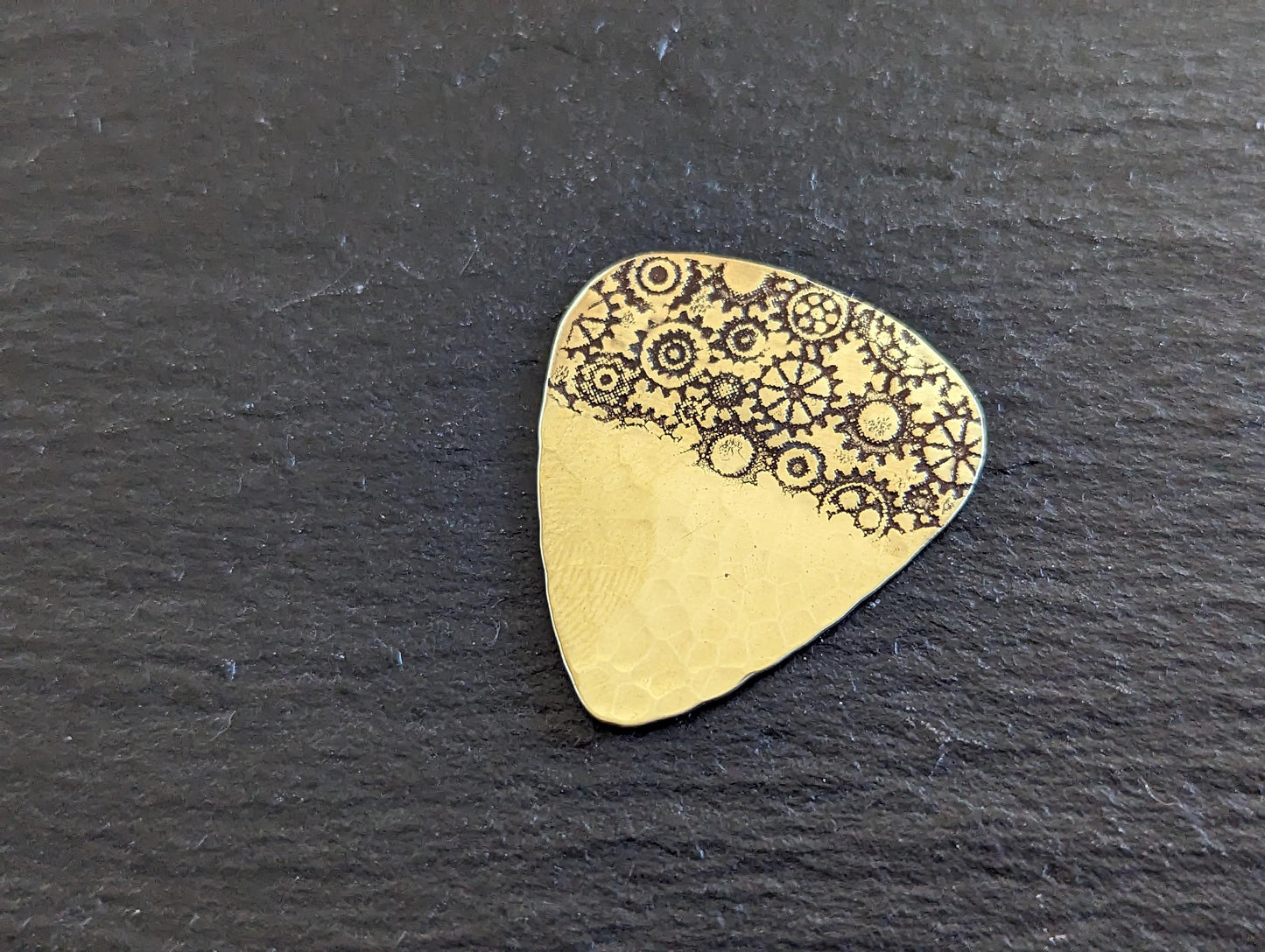 Brass guitar pick with gears and a hammered sparkling texture - playable
