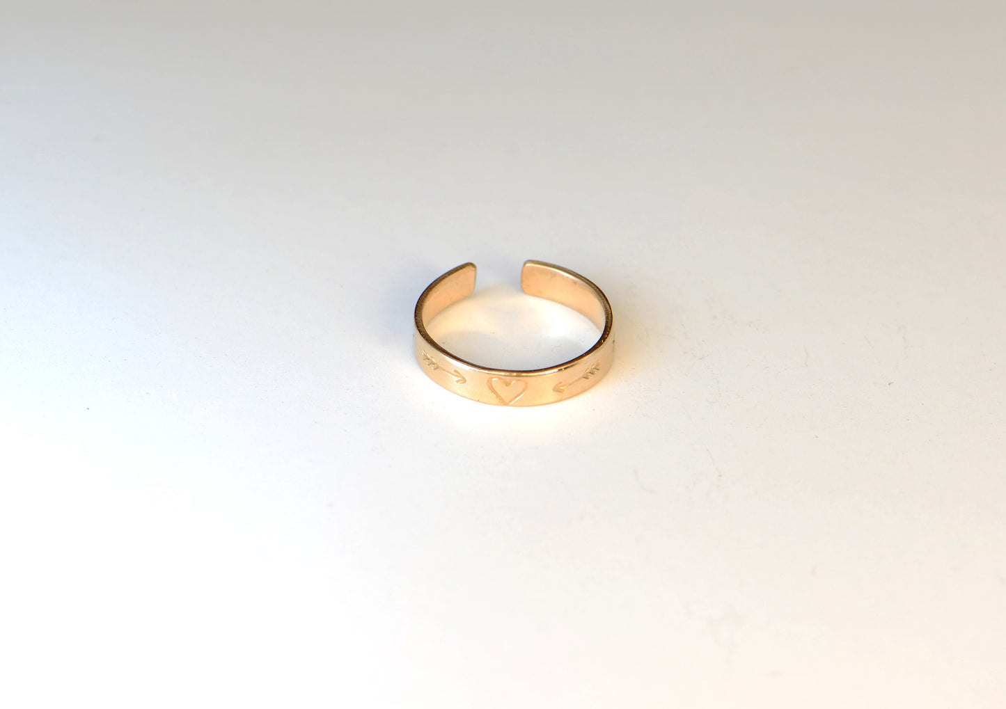14k gold toe ring with heart arrows and stars