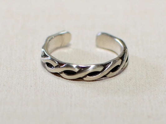 Toe ring in sterling silver with braided pattern and dark patina
