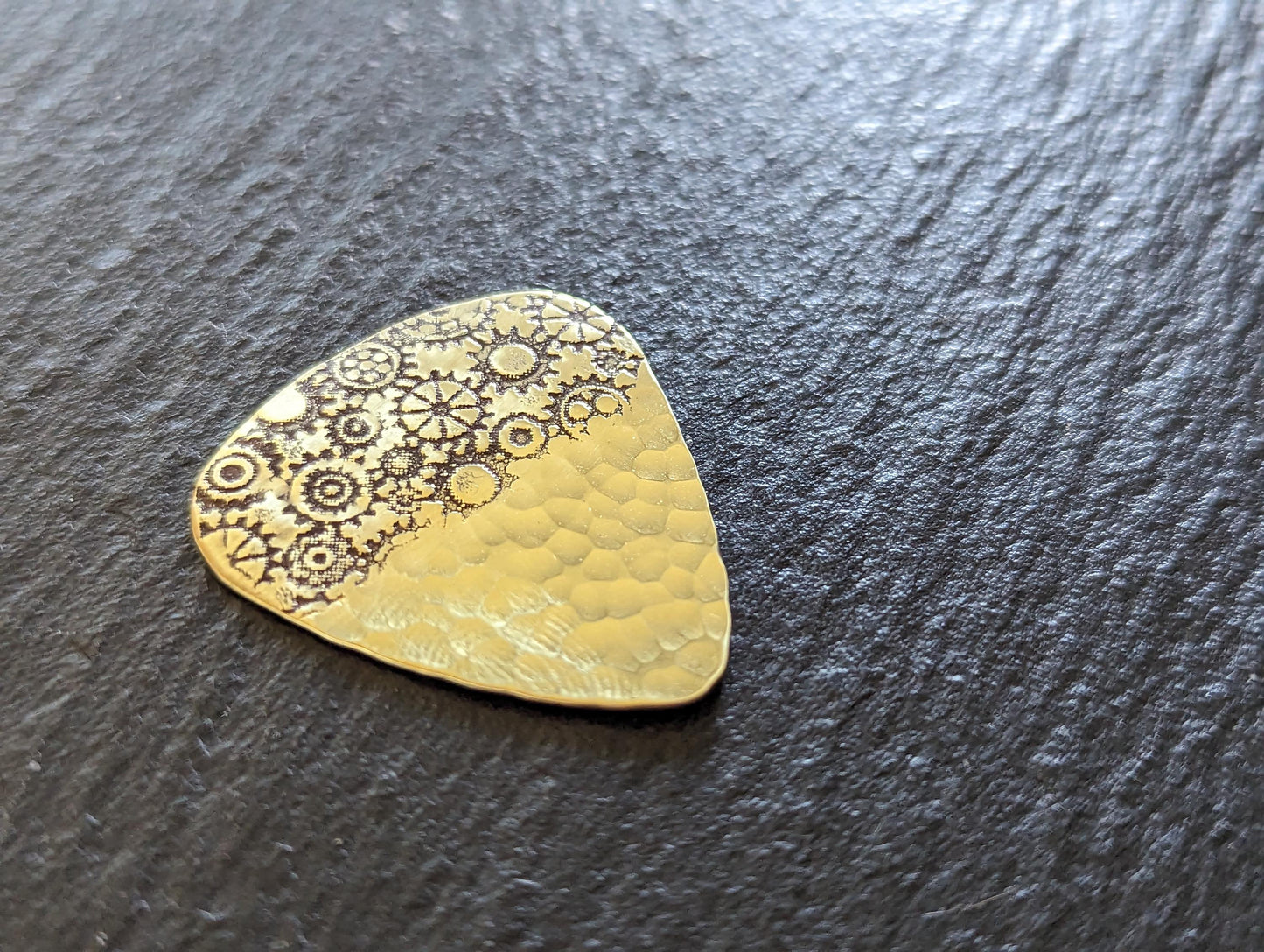 Brass guitar pick with gears and a hammered sparkling texture - playable