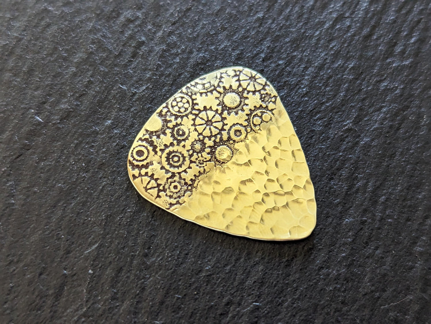 Brass guitar pick with gears and a hammered sparkling texture - playable