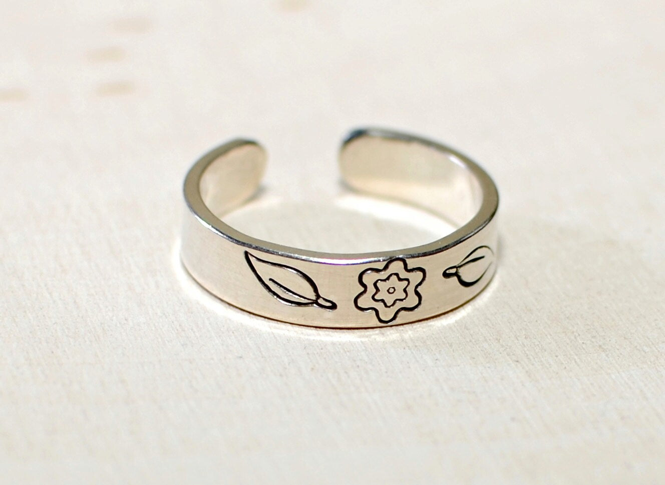 Toe ring in sterling silver with flower and leaves