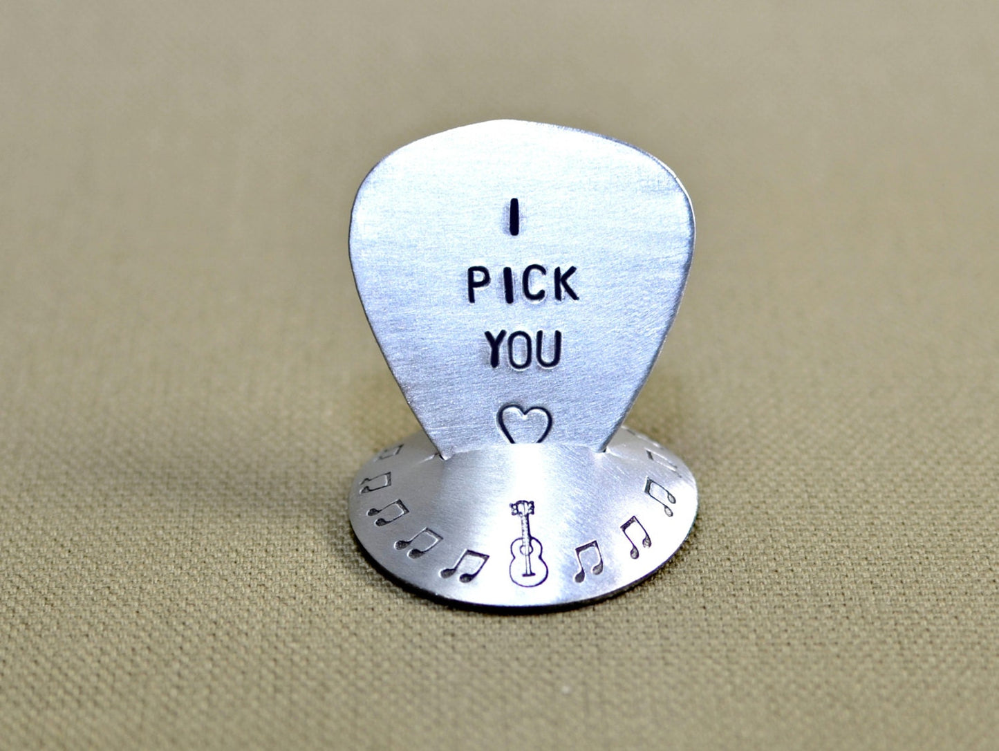 Aluminum disc shaped guitar pick stand with musical inspiration