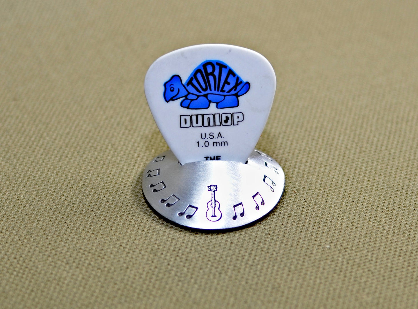 Aluminum disc shaped guitar pick stand with musical inspiration