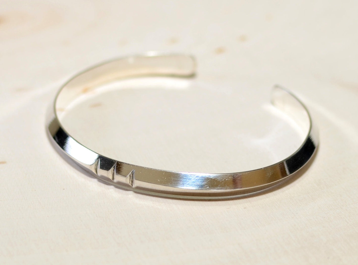 Triangular wire bracelet with 3 notches design in 925 sterling silver