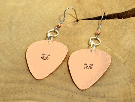 Guitar pick earrings with skulls and crossbones in hammered copper - ER545