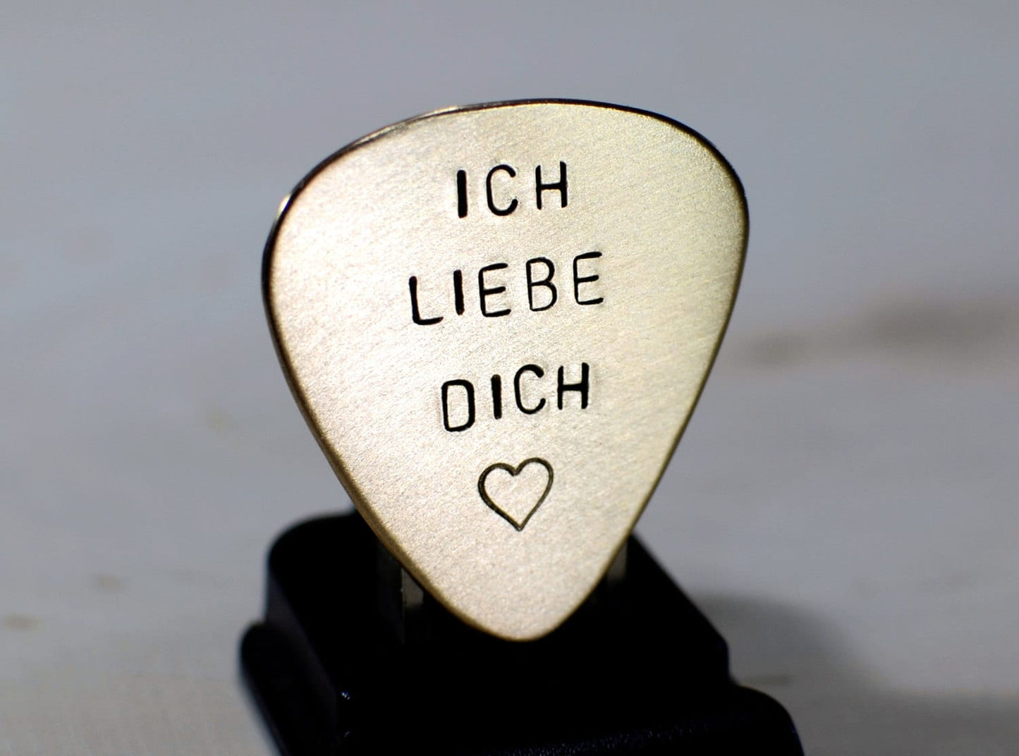 Ich liebe Dich Bronze Guitar Pick in bronze aka I love you in German