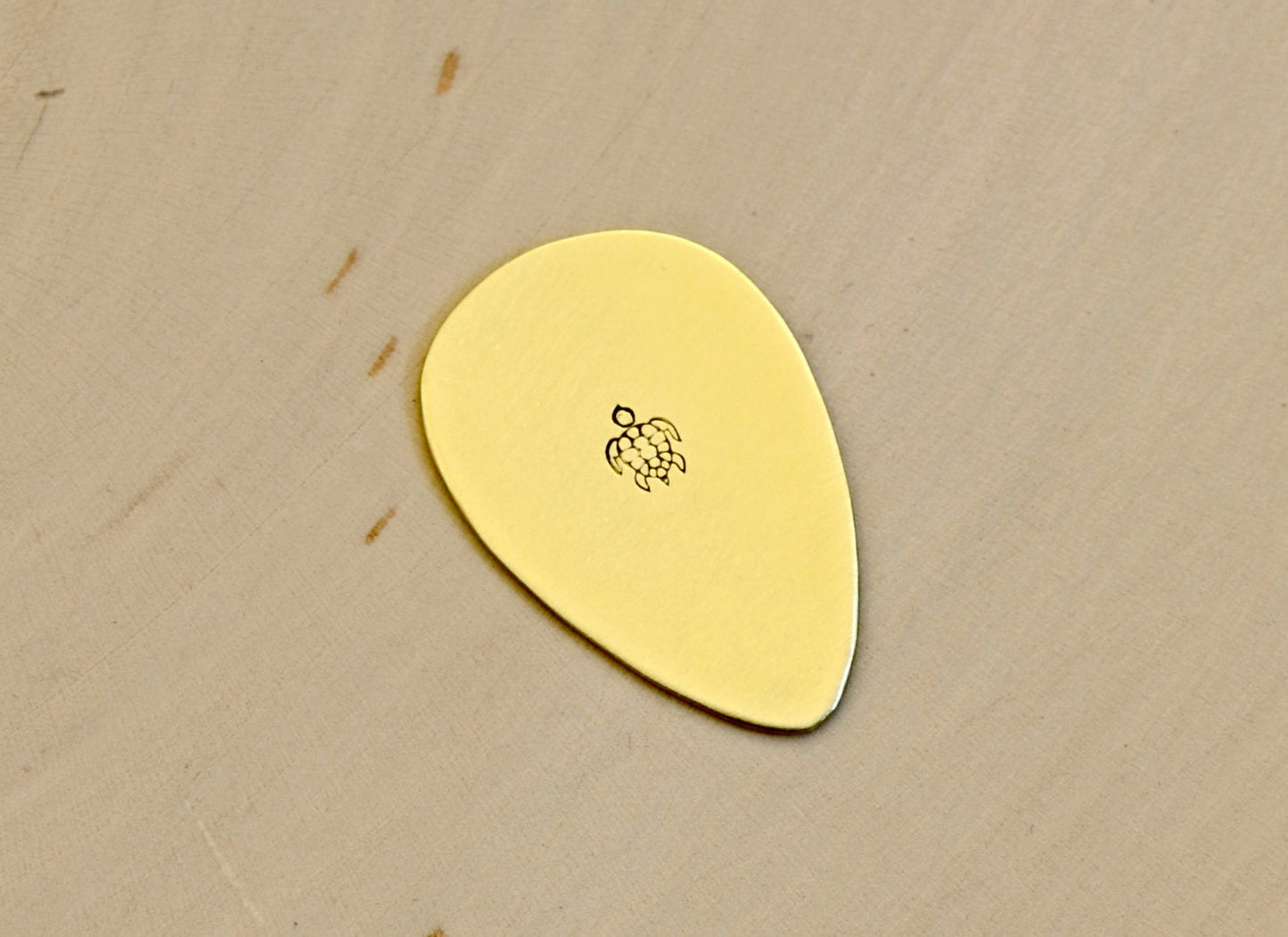 Jazz Style Teardrop Brass Guitar Pick with Sea Turtle