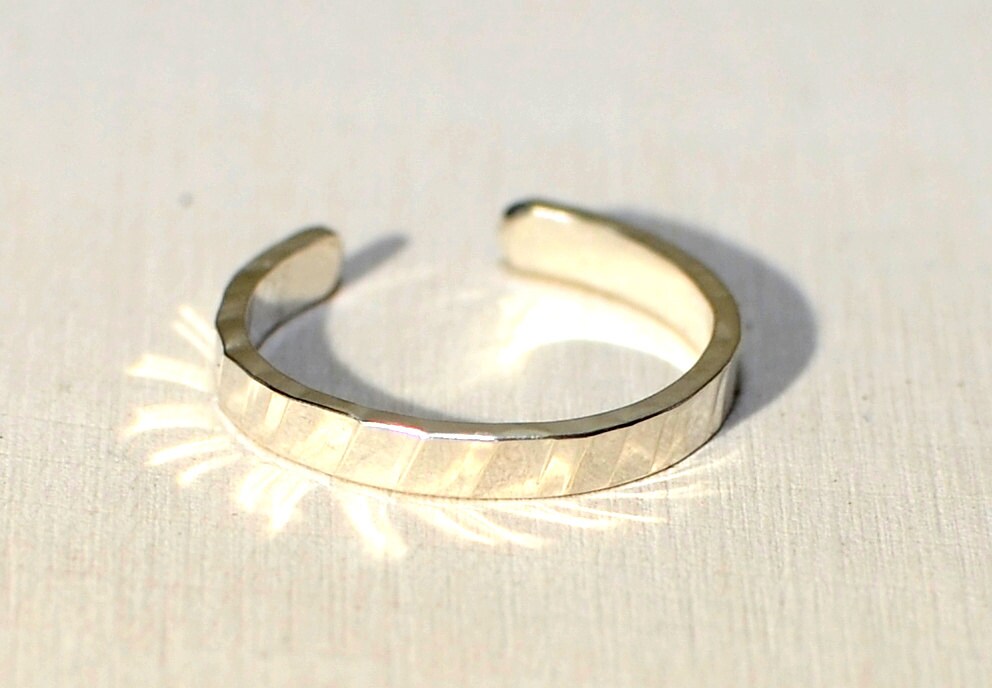 Sterling Silver Toe Ring iwith hammered design