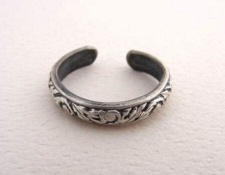 Toe Ring in Sterling Silver with Leaf Pattern