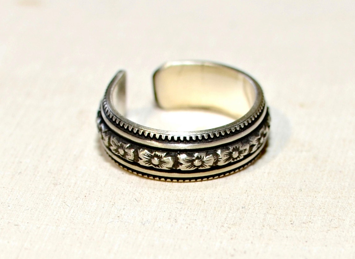 Sterling Silver Toe Ring with Hibiscus Flowers and Dark Patina