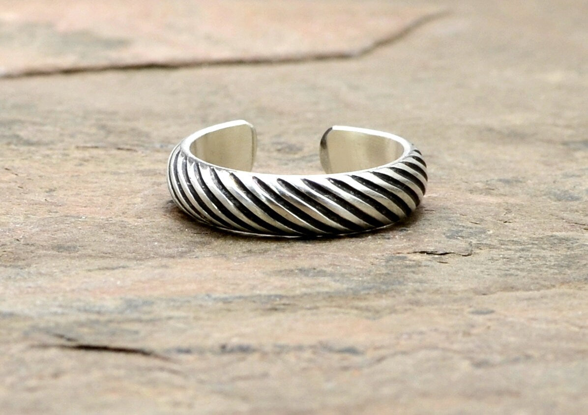 Sterling Silver Toe Ring with Grooved Pattern