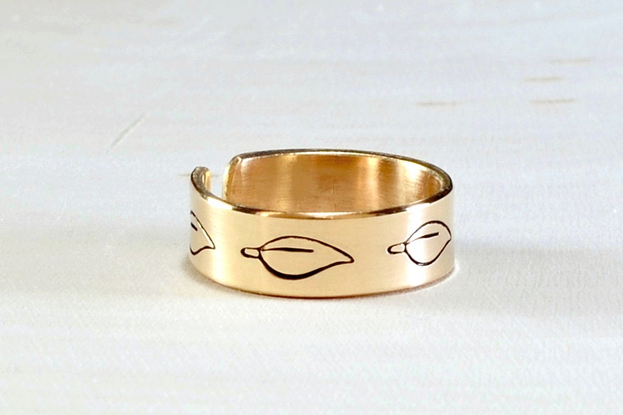 Toe ring in 14K solid yellow gold with leaf design