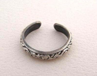 Toe Ring in Sterling Silver with Leaf Pattern