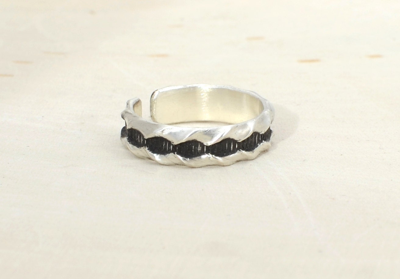 Sterling Silver Toe Ring with twisting grooves - toetally groovy