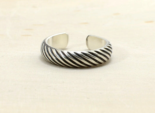 Sterling Silver Toe Ring with Grooved Pattern