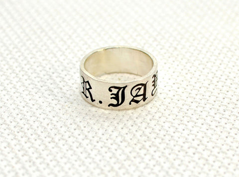 Sterling silver personalized name ring in old English, NiciArt 