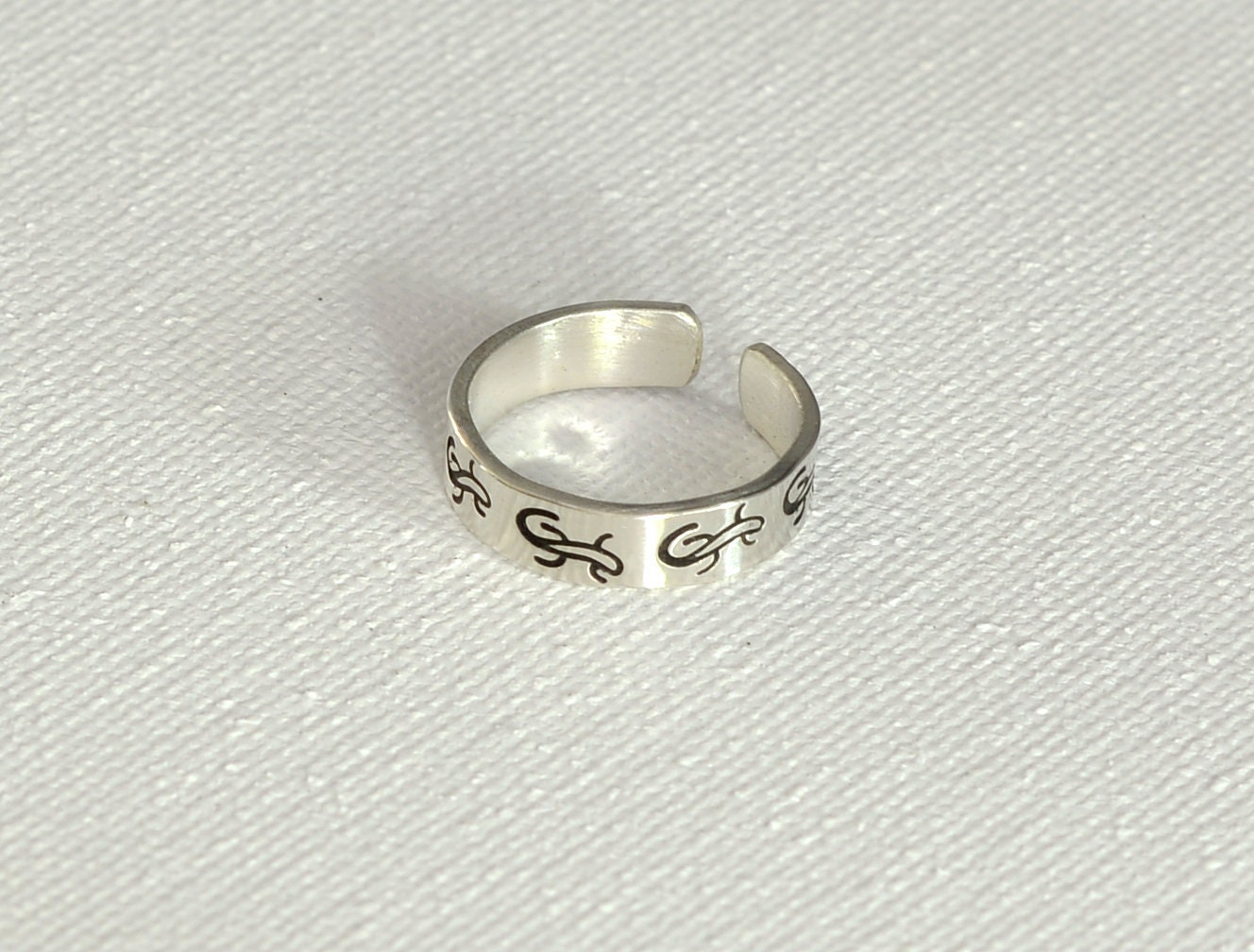 Sterling silver toe ring stamped with dainty lizard theme