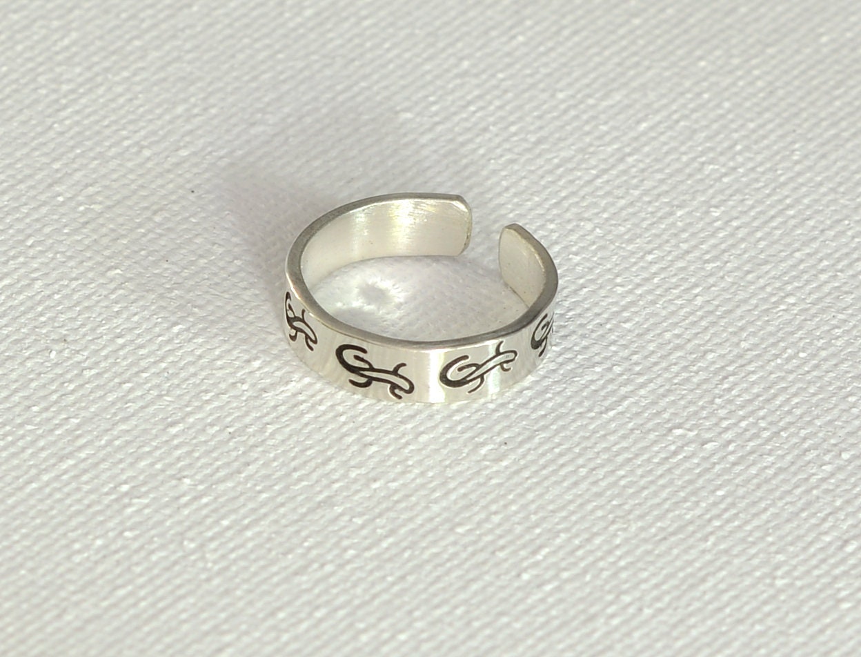 Sterling silver toe ring stamped with dainty lizard theme