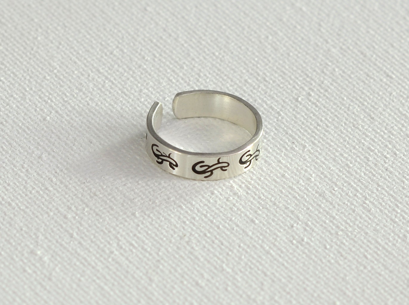 Sterling silver toe ring stamped with dainty lizard theme