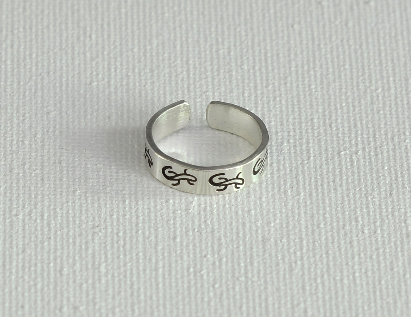 Sterling silver toe ring stamped with dainty lizard theme