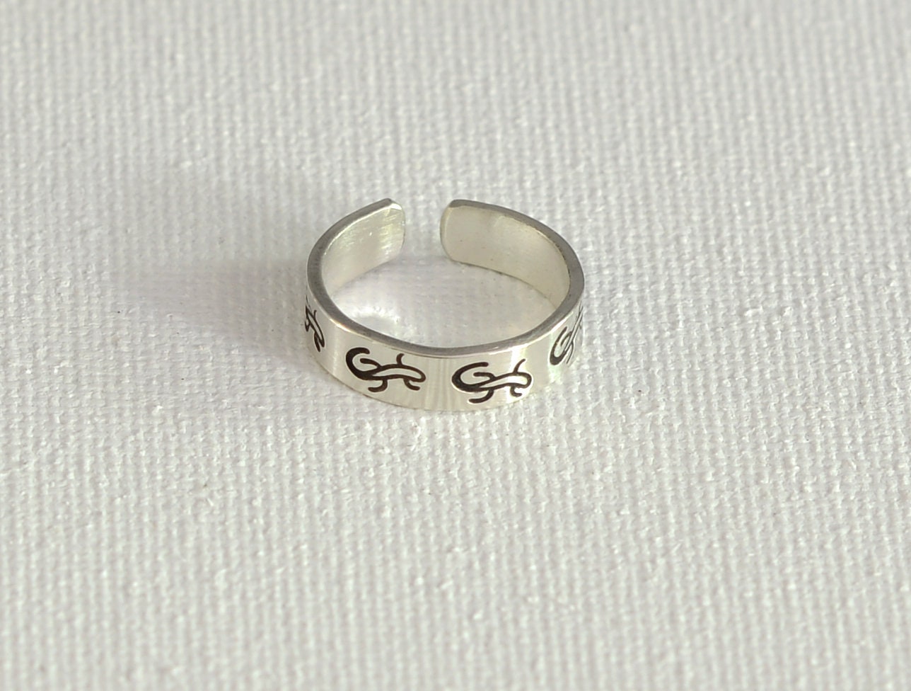Sterling silver toe ring stamped with dainty lizard theme