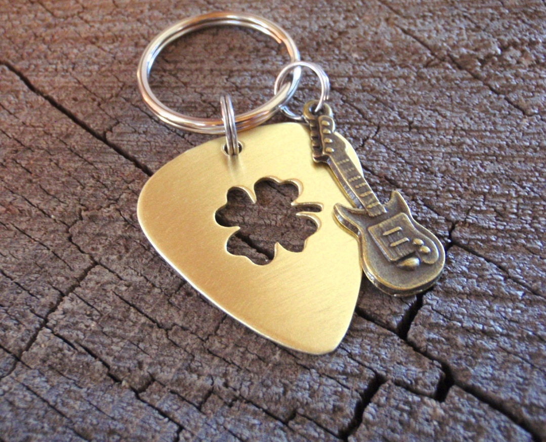 Guitar pick keyring in brass with lucky clover theme