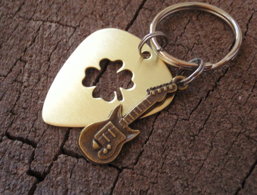 Guitar pick keyring in brass with lucky clover theme