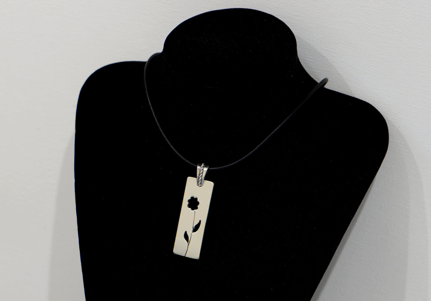 Elegant simple sterling silver flower necklace