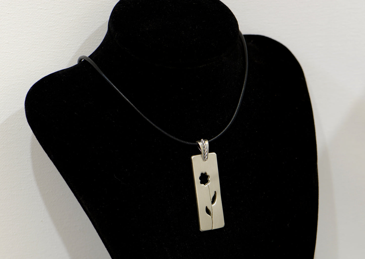Elegant simple sterling silver flower necklace