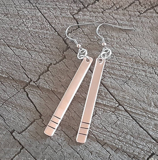 Dangle earrings in copper with 3 lines