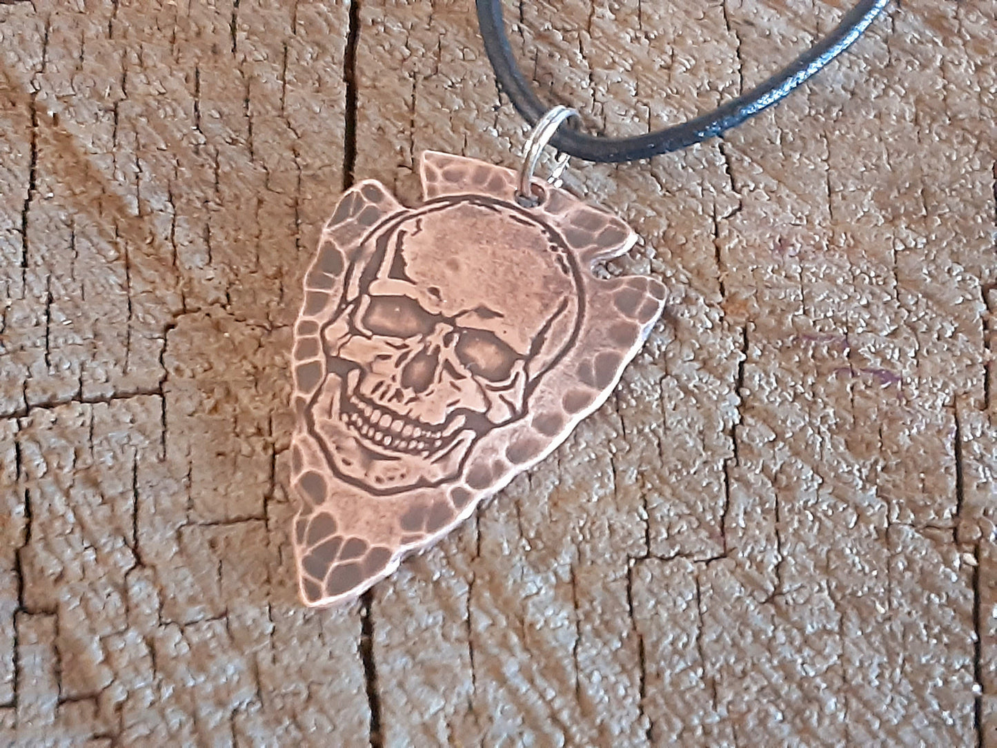Arrowhead necklace in copper with skull theme
