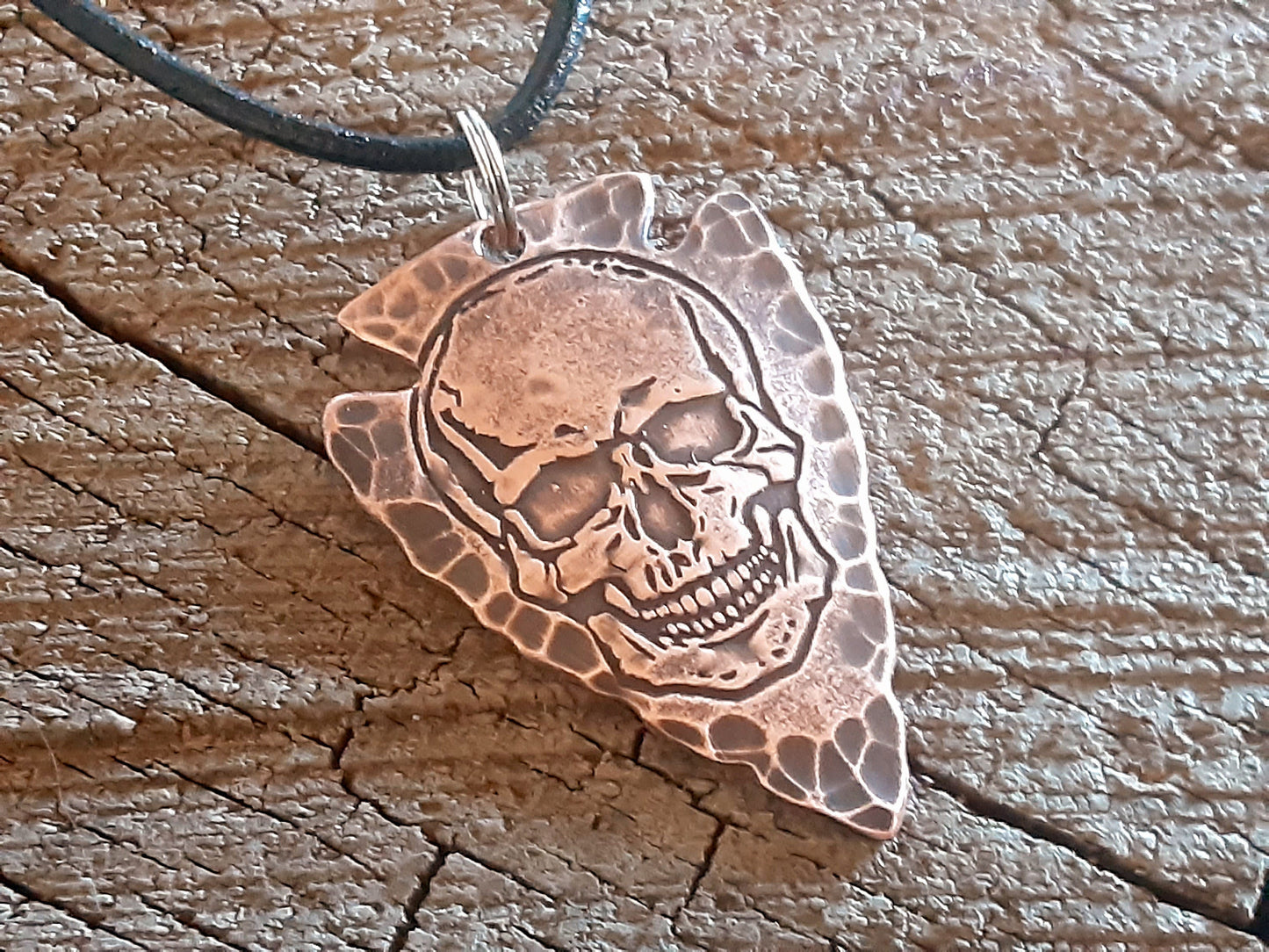 Arrowhead necklace in copper with skull theme