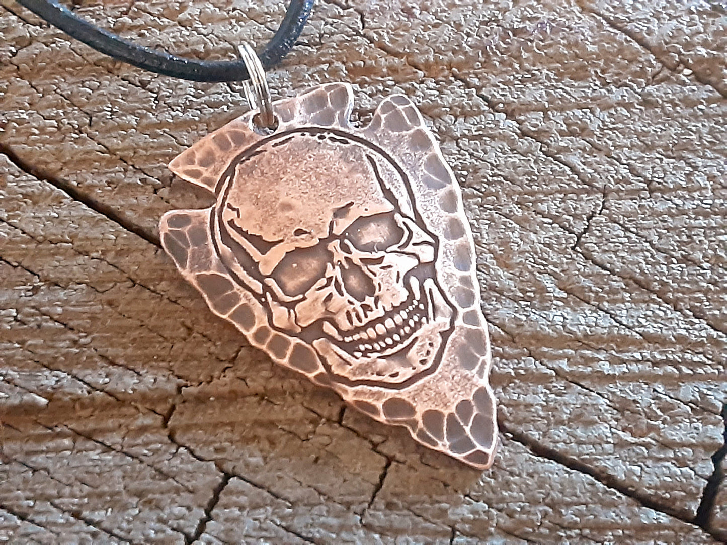 Arrowhead necklace in copper with skull theme