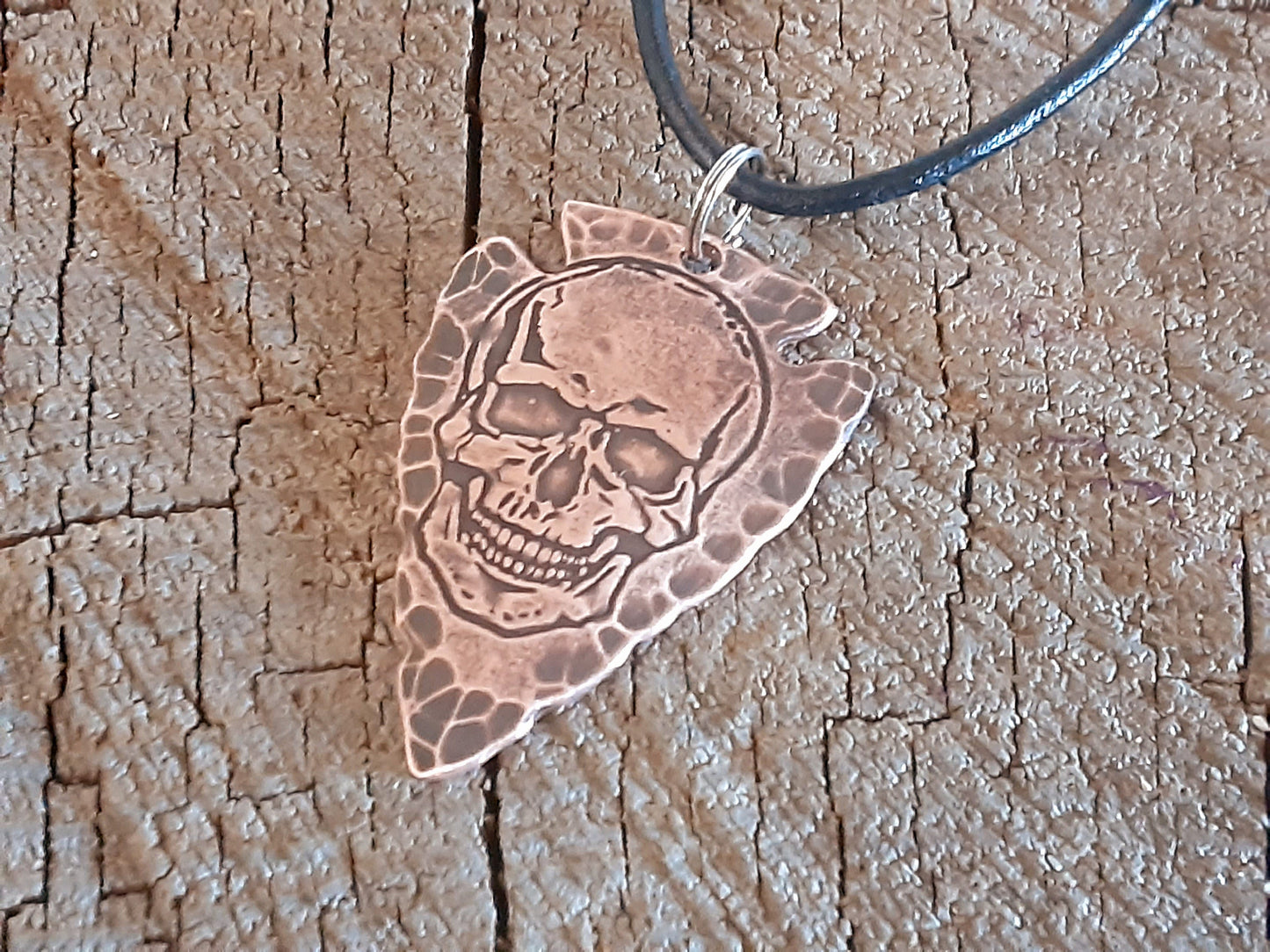 Arrowhead necklace in copper with skull theme
