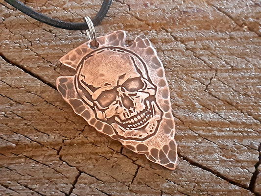 Arrowhead necklace in copper with skull theme