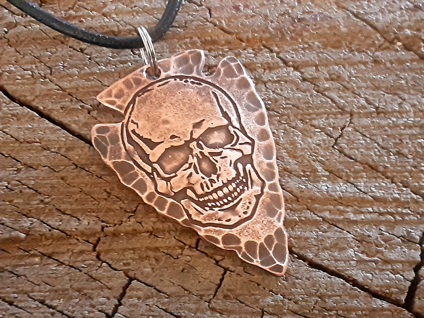 Arrowhead necklace in copper with skull theme