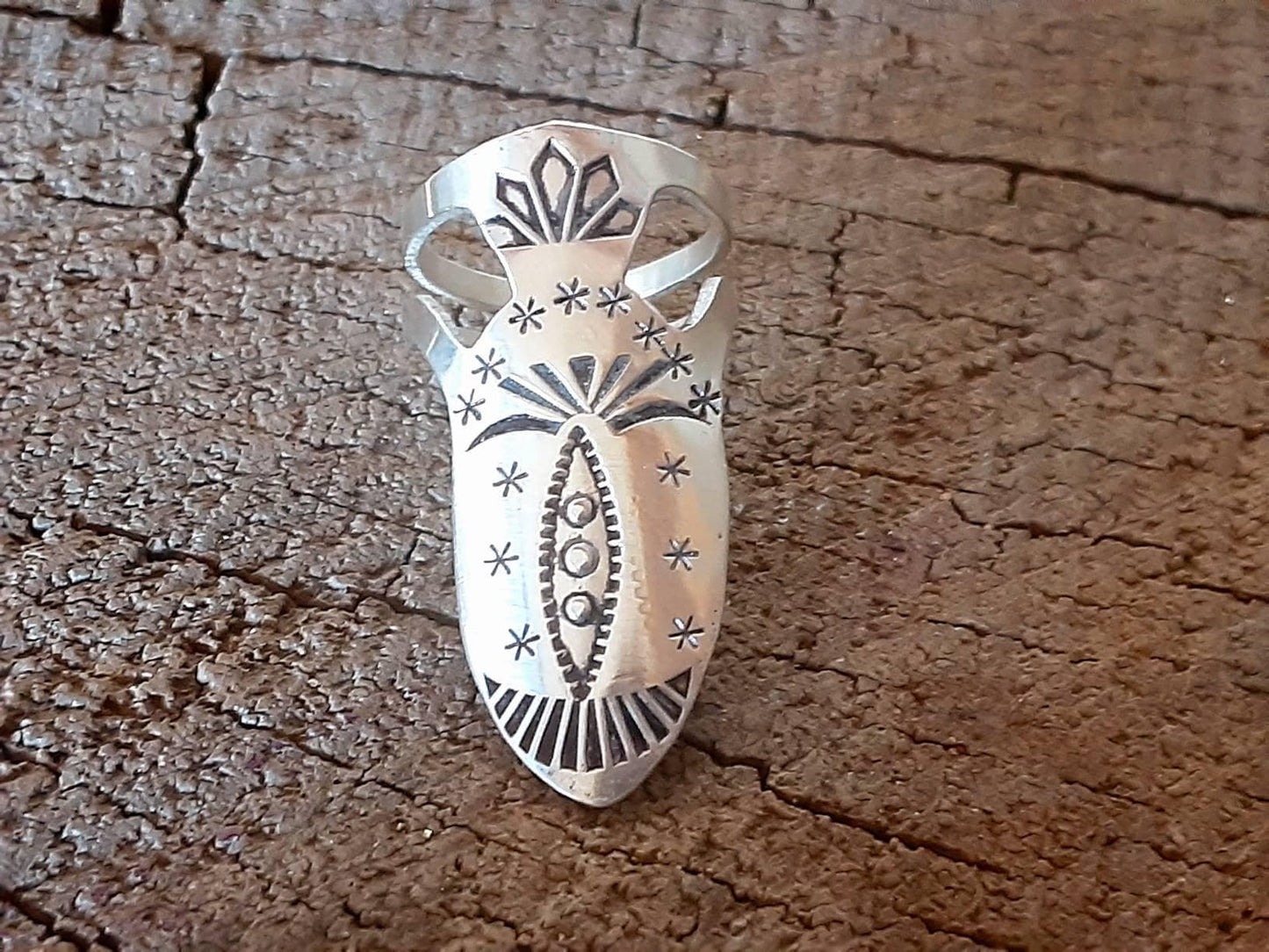 Finger pick in sterling silver with stamped design