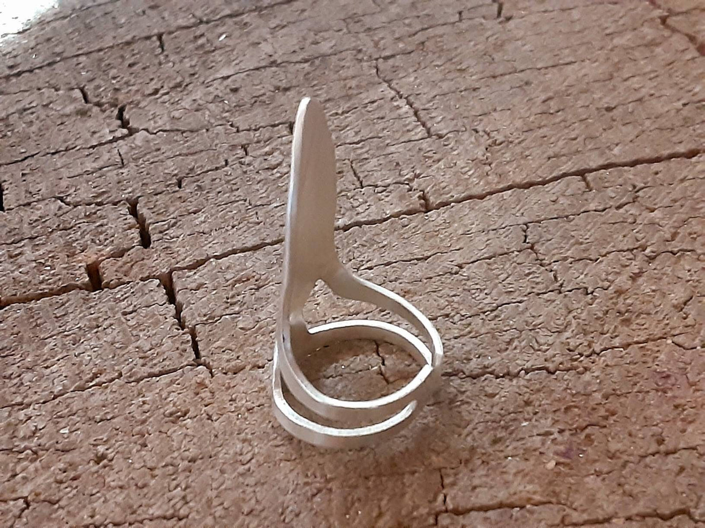Finger pick in sterling silver with stamped design