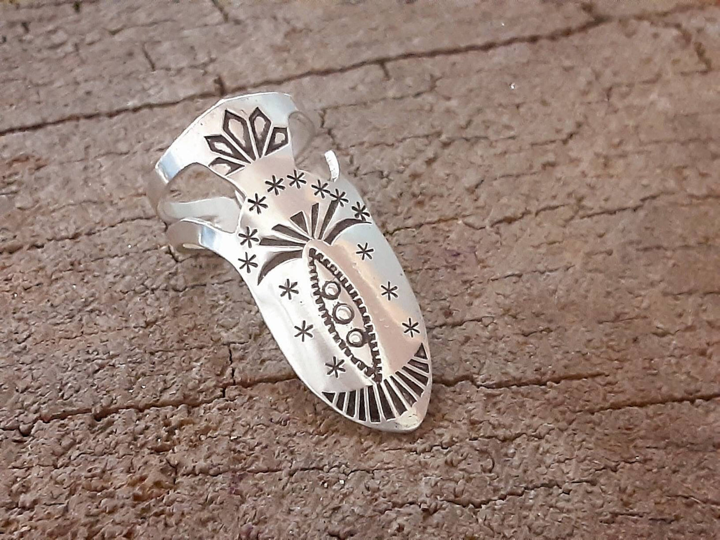 Finger pick in sterling silver with stamped design