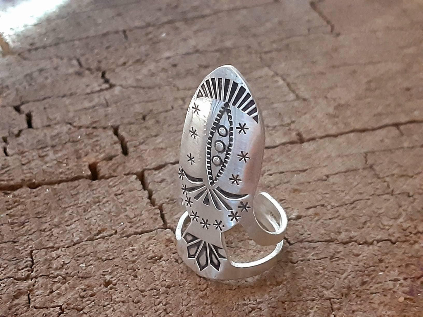 Finger pick in sterling silver with stamped design