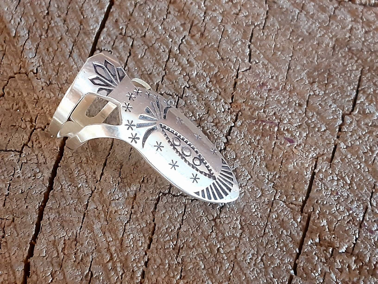 Finger pick in sterling silver with stamped design