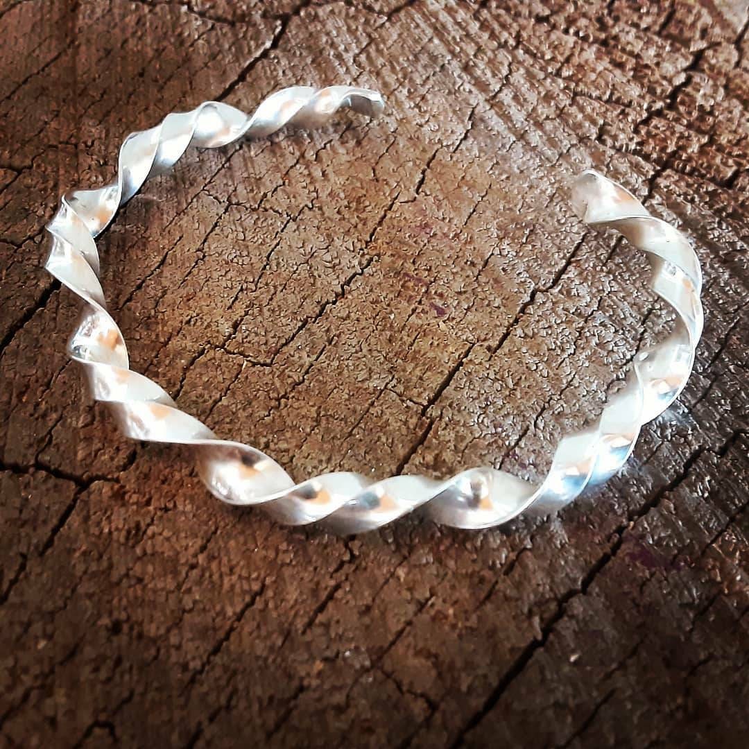 Sterling silver twisted triangular wire bracelet