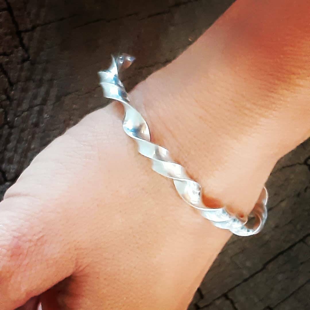 Sterling silver twisted triangular wire bracelet