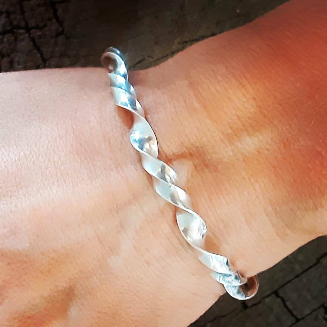 Sterling silver twisted triangular wire bracelet