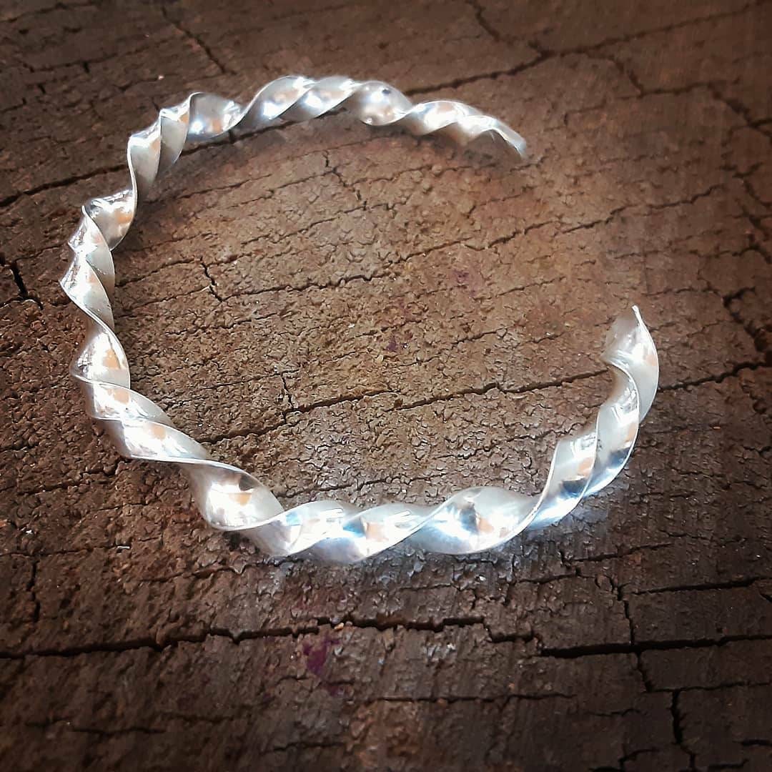 Sterling silver twisted triangular wire bracelet