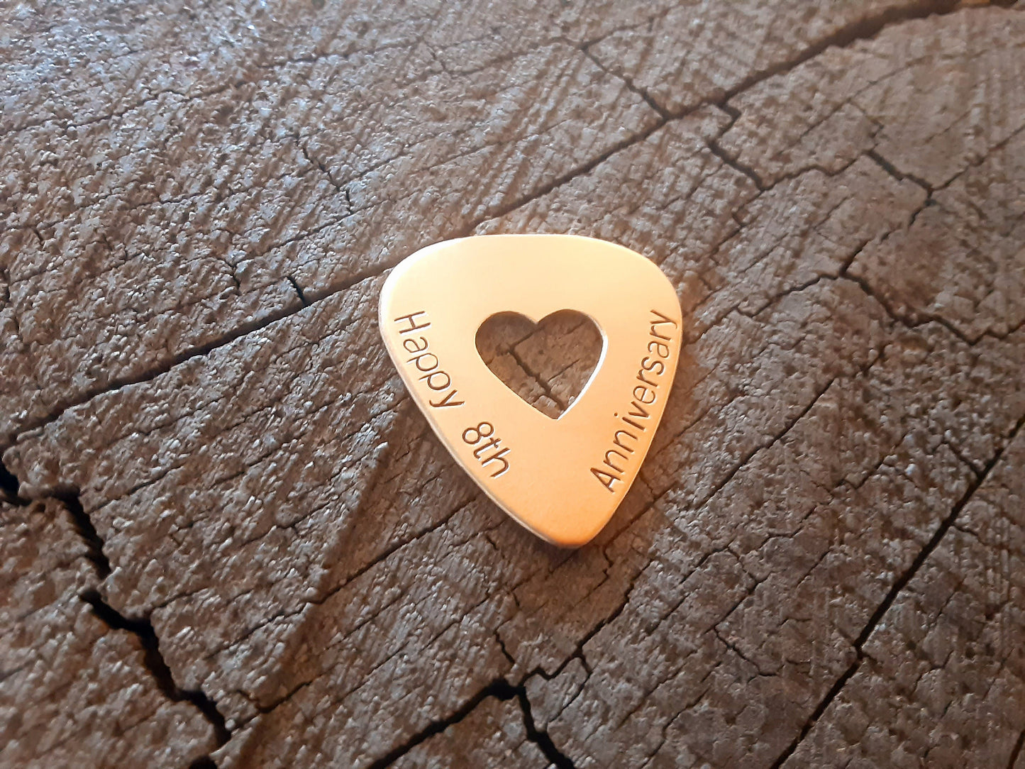 Guitar pick in bronze with heart