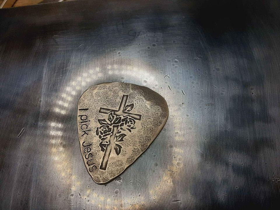Guitar pick in bronze with cross and I pick Jesus - religious guitar picks and christian rock