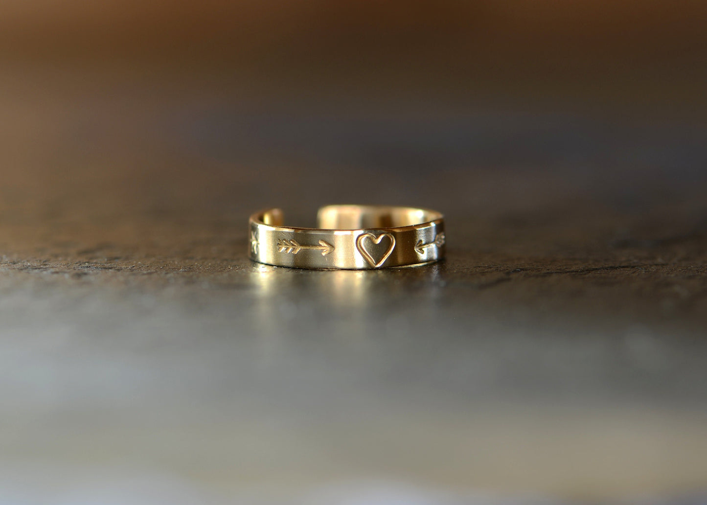 14k gold toe ring with heart arrows and stars