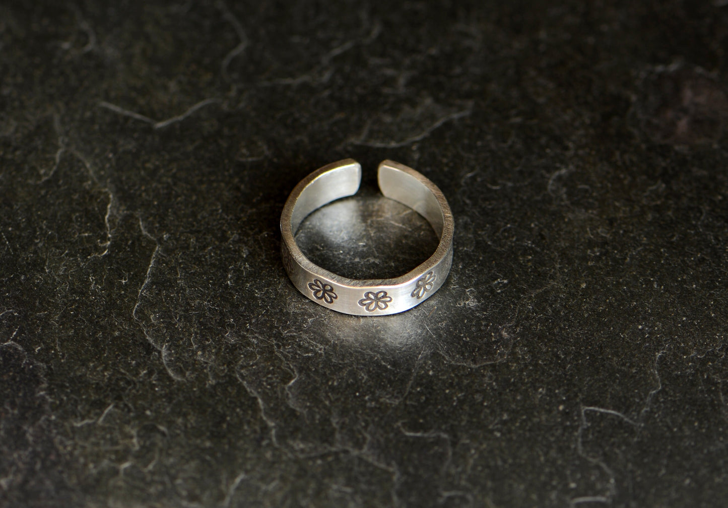 Daisy flower sterling silver toe ring